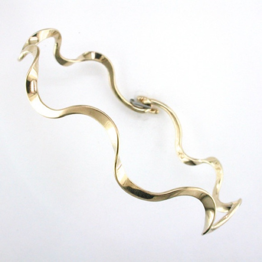 Tom Kruskal Designs Adorn your wrist with a ruffle Gold Bracelet